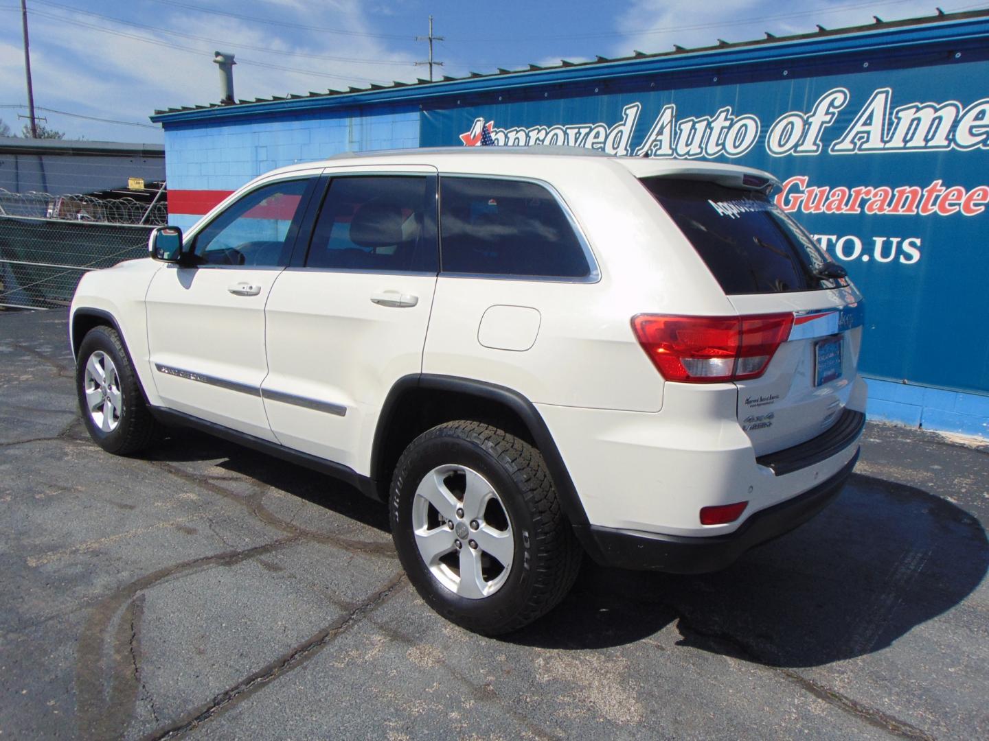 2012 White Jeep Grand Cherokee (1C4RJFAG9CC) with an V6 Flex Fuel 3.6 Liter engine, Automatic, 5-Spd transmission, located at 2105 Dixie Hwy, Louisville, KY, 40210, (502) 772-3333, 38.220932, -85.795441 - Photo#12